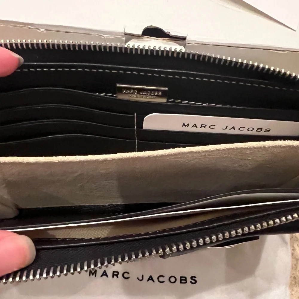 New Marc Jacobs Black Leather Wallet with Silver Hardware - Picture 3 of 9